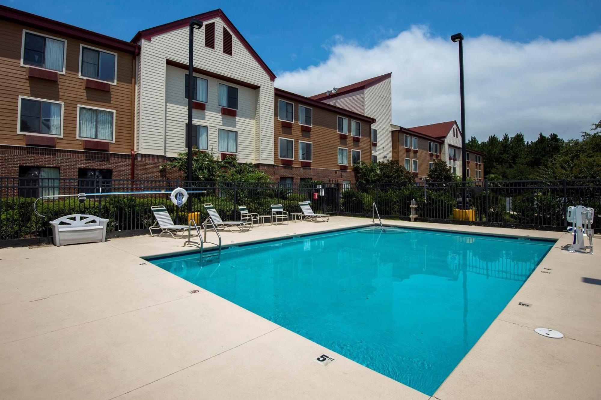 Red Roof Inn & Suites Savannah Airport Pooler Exteriör bild