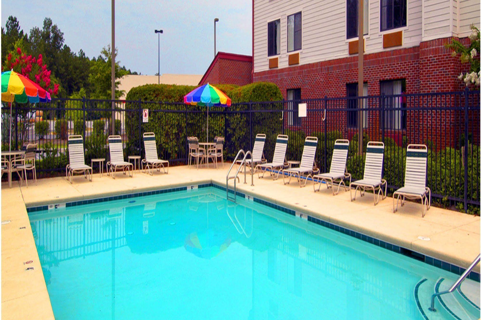 Red Roof Inn & Suites Savannah Airport Pooler Exteriör bild